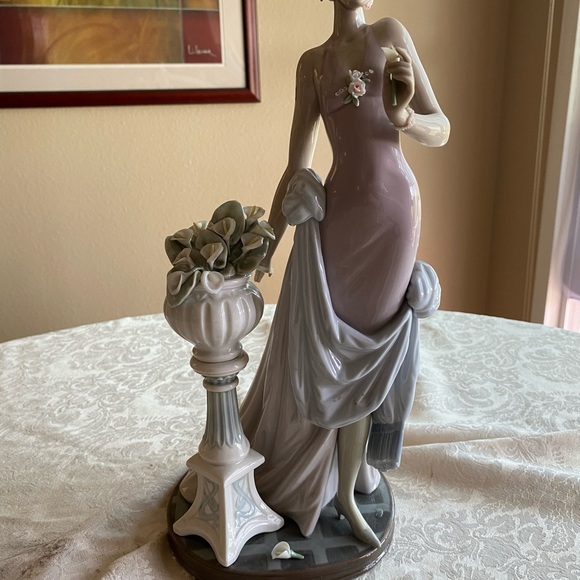 RETIRED 2000  ‘A TOUCH OF CLASS LLADRO’ PORCELAIN FIGURINE - Item# 01005377 - Picture 9 of 12